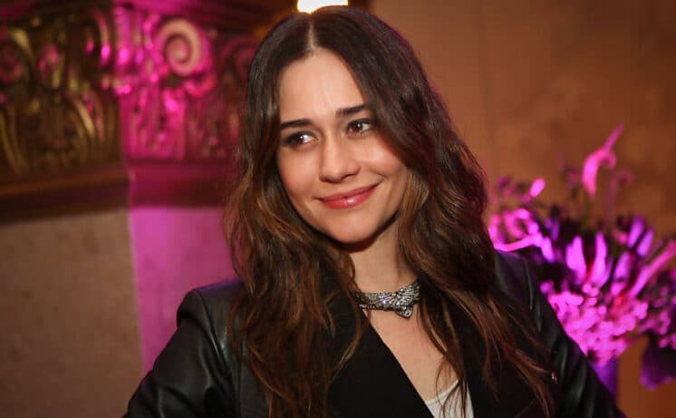Alessandra Negrini assina com o GNT