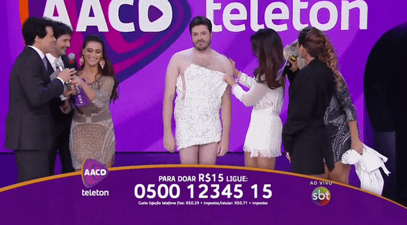 Danilo Gentili usa vestido de Lívia Andrade no "Teleton"