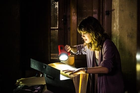"Alto Astral": Laura descobre pista importante que pode levá-la à sua mãe