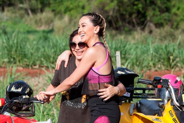 Sabrina Sato leva a mãe para praticar esportes radicais em matéria especial