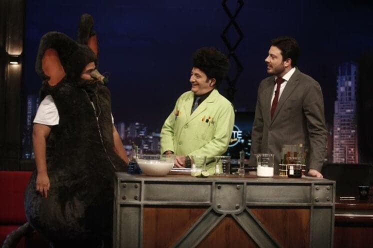 Danilo Gentili entrevista astro da série "O Mundo de Beakman" no "The Noite"