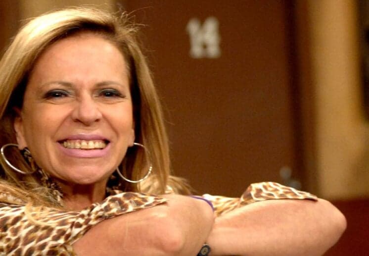 Apresentadora do SBT torce o pé e passa a apresentar programa sentada