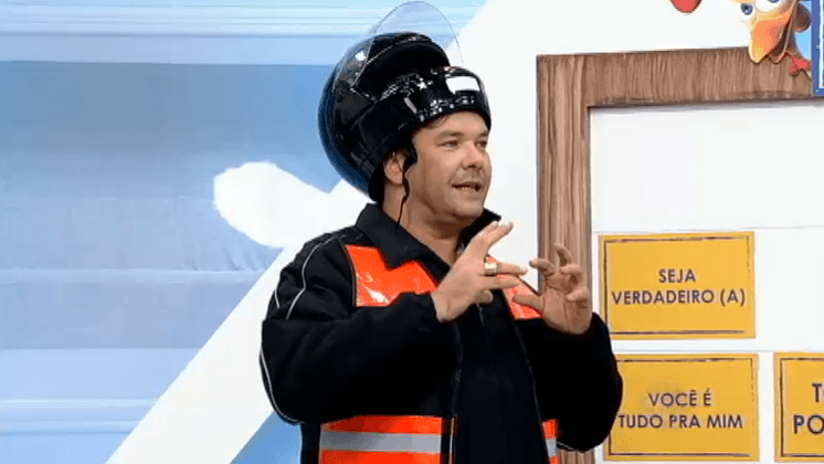 Eliminado da "Fazenda", Felipeh se veste de motoboy e pede desculpas de joelhos