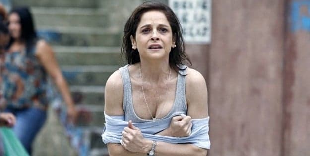 "Império": Cora fica surtada e decide abrir caixão de José Alfredo para beijá-lo
