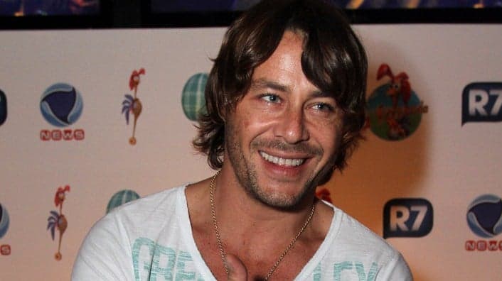 Barraco! Ex-empresário processa Theo Becker e detona: "Grosso e rude"