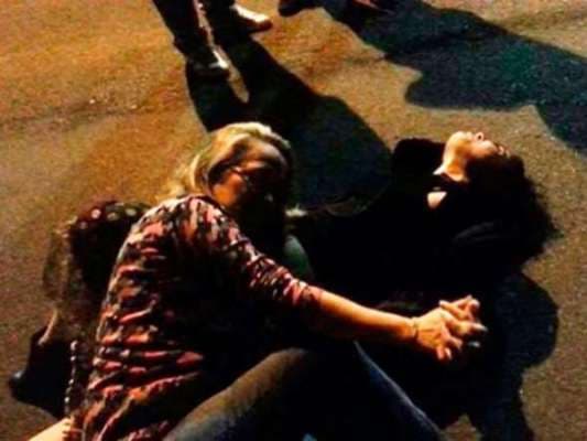 Loucura! Alcoolizada, Letícia Sabatella se deita no meio da rua e passa vergonha