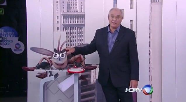 Vídeo da Hora: Marcelo Rezende tira sarro da invasão de mosquitos na Globo