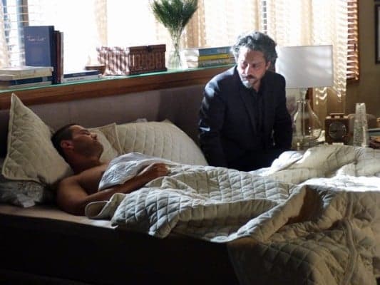 ‘‘Império’’: Maurílio acorda na cama com Zé Alfredo 
