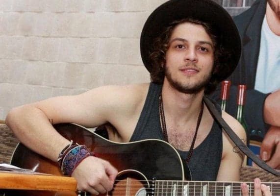 Chay Suede diz sentir "frio na barriga" por contracenar com atrizes veteranas em "Rio Babilônia"