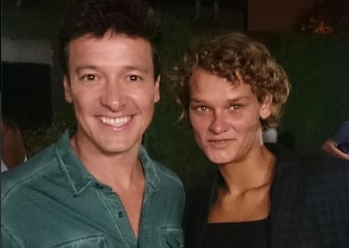 Emissoras travam guerra para conseguir entrevista com modelo viciada e apelam a rapto e suborno