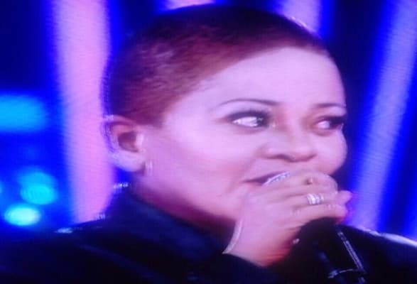 Cantora raspa o cabelo no "Esse Artista Sou Eu" e gera comoção