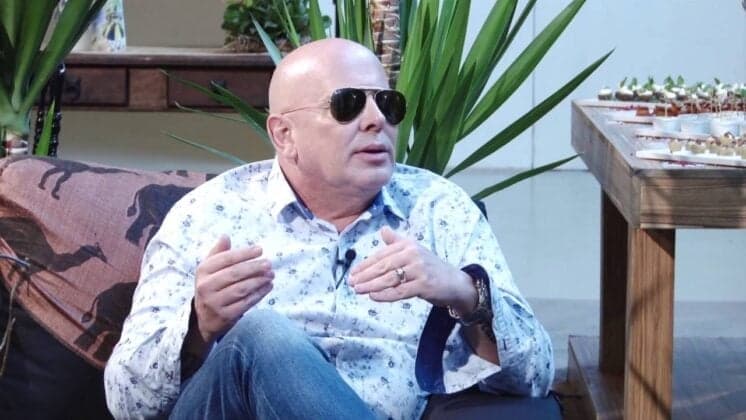 Por ordem de Silvio Santos, Iran Thieme, o Santos do "Ratinho", pode virar galã de novela no SBT