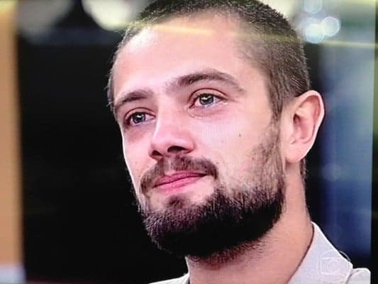 Rafael Cardoso chora com declaração da mulher no "Encontro"