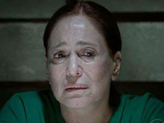 Susana Vieira paga mico e cai do palco em musical