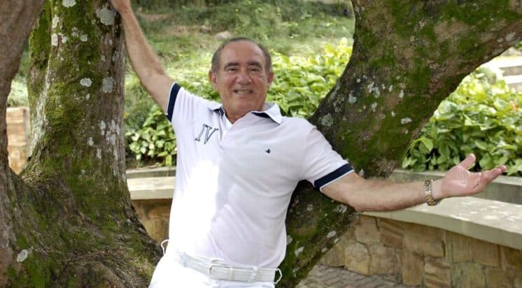 Renato Aragão lamenta morte de Bolaños e diz que era viciado em "Chaves"