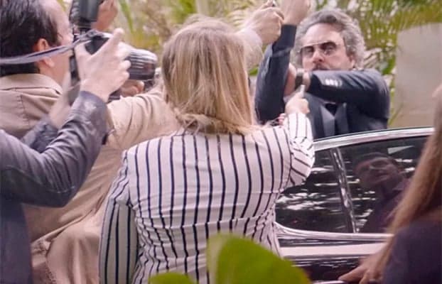 "Império": Comendador se irrita e dá uma banana para jornalistas