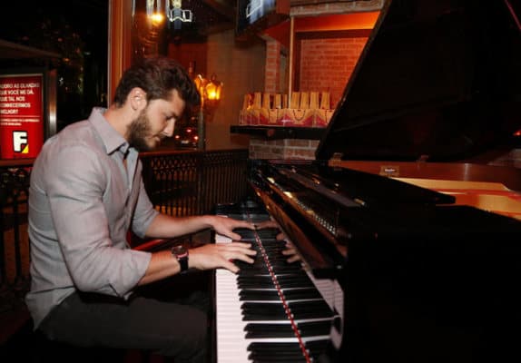 Em restaurante, Klebber Toledo, o Léo de "Império" toca piano 