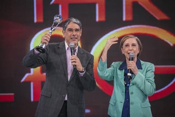 Funcionários da Globo se sentiram forçados a homenagear William Bonner