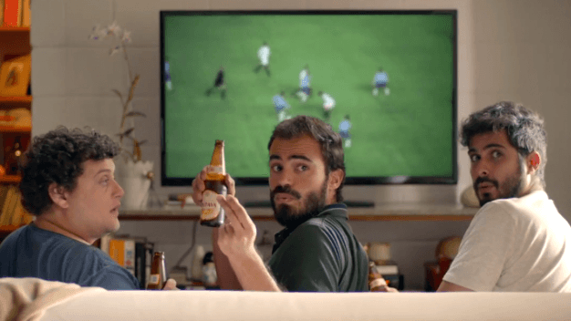 Propagandas de cerveja são restritas na TV e emissoras sofrem prejuízo