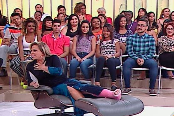 Depois de fraturar tornozelo, apresentadora do SBT volta a comandar programa usando botinha rosa