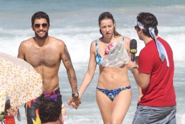 Pedro Scooby posta foto com Luana Piovani e comenta rumores de separação