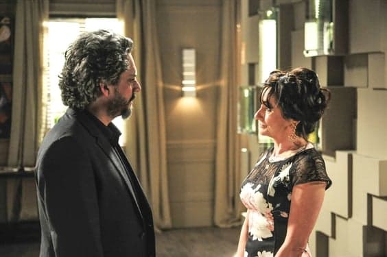 "Império": Magnólia se vinga de Ísis e mente para o Comendador