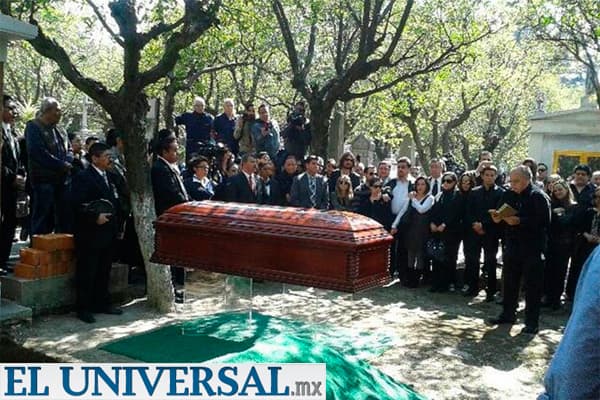 Roberto Bolaños é enterrado no México, familiares se despedem