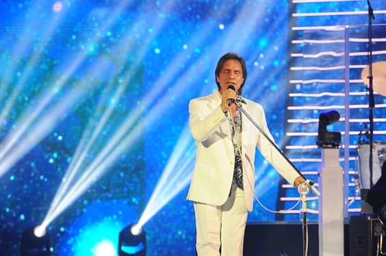 Roberto Carlos grava especial de fim de ano e faz piada com ator de "Império": 'fiquei preocupado que você viesse de preto'