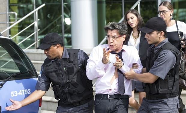 "Império": Téo Pereira faz escândalo no Fórum, vai preso e ameaça ficar nu