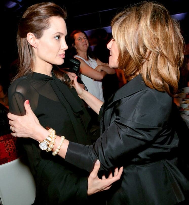 Após chamar Angelina Jolie de ‘‘criança mimada e sem talento’’, chefe da Sony tenta abraçar atriz em evento