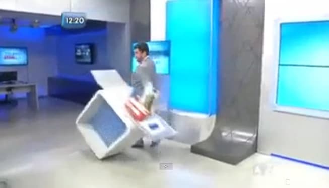 Vídeo da Hora: Bancada do "Balanço Geral (PI)" cai ao vivo