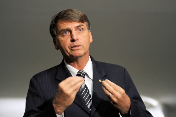 Bolsonaro pergunta a jornalista se ela merece ser estuprada e sindicato reage