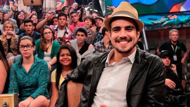 Caio Castro empurra amigo de escada e quase o mata