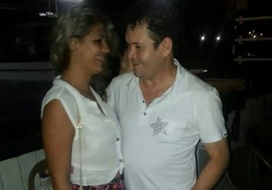Marido de Joelma, Chimbinha é flagrado em casa noturna com outra mulher