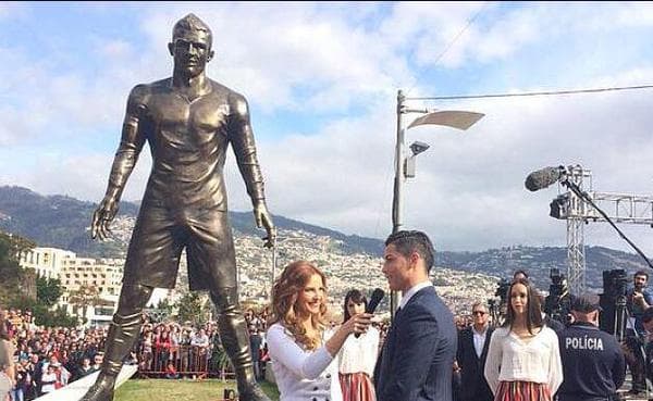 'Volume' em estátua de Cristiano Ronaldo vira motivo de piada entre internautas