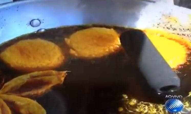 Vídeo da Hora: Cinegrafista de afiliada da Globo deixa "boom" da câmera cair em panela de azeite de dendê