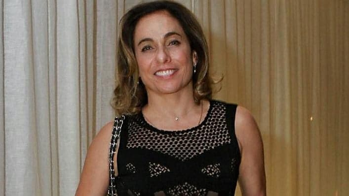 Cissa Guimarães ordenha vaca e tem surpresinha ao vivo