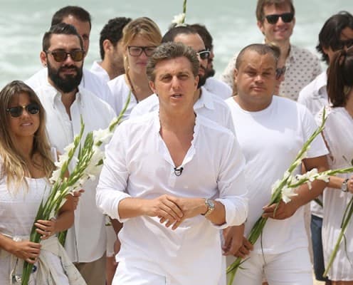 Luciano Huck vai a praia para gravar especial de fim de ano do "Caldeirão"