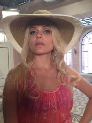 Veja as fotos de Monica Iozzi loira e com lentes azuis para interpretar patricinha em ‘‘Alto Astral’’