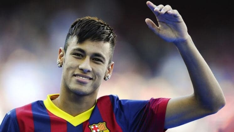 Globo se confunde e exibe Neymar com chuteira de concorrente