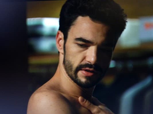 ‘‘Império’’: José Pedro vai para a cama com Amanda, mas acaba ‘‘falhando’’ na hora H