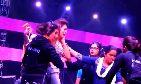 Indiano agride apresentadora por considerar sua roupa "vulgar"