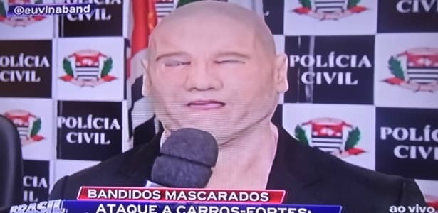 Jornalista da Band usa máscara de bandidos durante entrevista