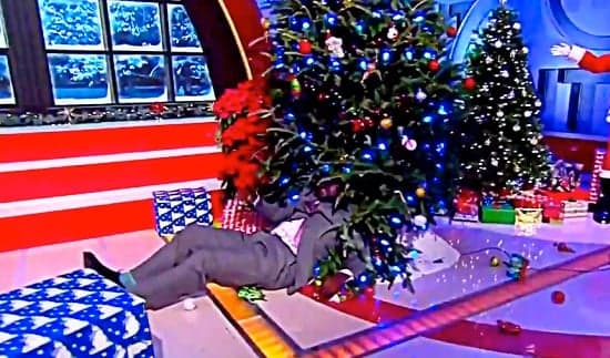 Vídeo da Hora: Ex-jogador de basquete quase derruba árvore de natal em programa de TV