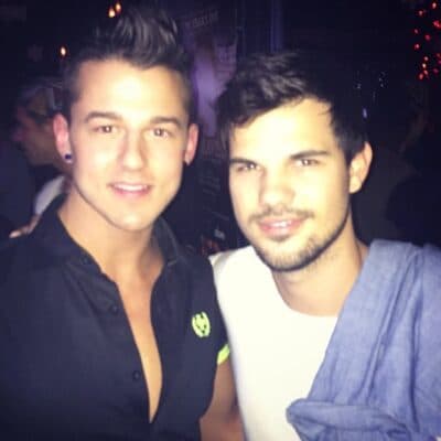 Em Los Angeles, Taylor Lautner se diverte em balada gay