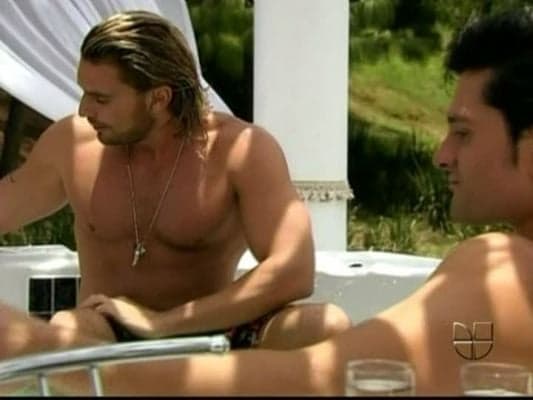 SBT muda dublagem de novela mexicana e transforma casal gay em hétero