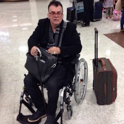 Walcyr Carrasco desembarca no aeroporto de cadeira de rodas e causa preocupação