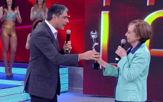 William Bonner recebe o troféu Mário Lago no "Domingão do Faustão" e se emociona