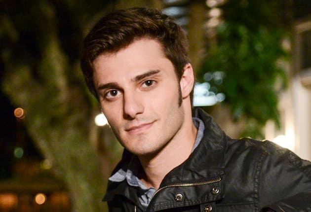 Após declarar ser gay, Hugo Bonemer aparece com o namorado e se declara