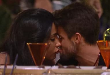 "BBB15": Rafael e Talita comemoram romance dentro da casa com um beijo